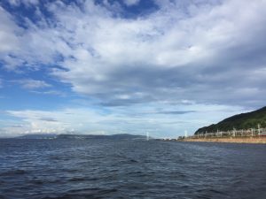 海釣り公園付近から明石大橋を望む